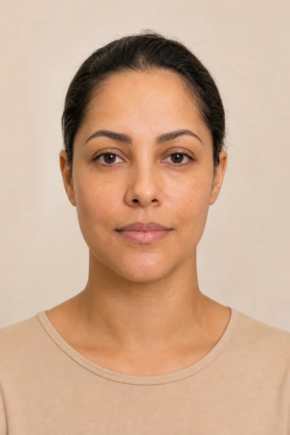 Retrato clínico de uma mulher adulta inteiramente fictícia usado para demonstrar o módulo de estética